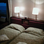 1号車「スイート」の寝室。ツインベッドが設けられている。