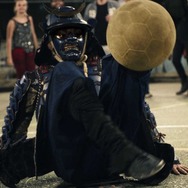 日清カップヌードルCMで、徳田幸太郎が甲冑姿でフリースタイルフットボール披露