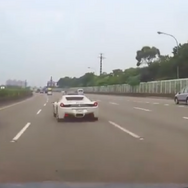 台湾の高速道路で危険走行する日産GT-Rとフェラーリ458イタリア