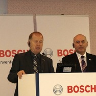 ボッシュ ヘルベルト・ヘミング代表取締役社長（左）とウド・ヴォルツ副社長