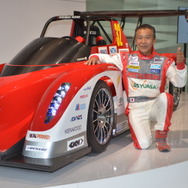 三菱・MiEV エボリューションIIと増岡浩氏（2013年）