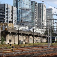 2013年9月の京浜急行線の高架橋。この頃は桁下の空間を仕切る壁が残っていたが、今年6月に撤去された。