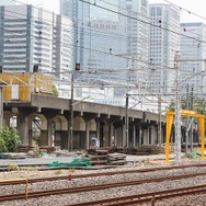 品川駅の北側に放置されている、幻の「京浜急行線」の高架橋。新駅の整備を含む再開発プロジェクトの進ちょくに伴い、そう遠くない時期に撤去されるとみられる。