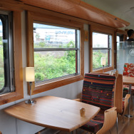 しなの鉄道で7月11日から運行される観光列車「ろくもん」の試乗会が5日、上田～軽井沢間で行われた。写真は1号車の室内