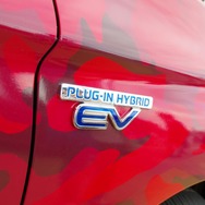 三菱 アウトランダーPHEV 浦和レッズユニフォーム迷彩仕様