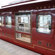 7月11日から営業運転を開始する、しなの鉄道の観光列車『ろくもん』。同社の普通列車で使用している3両編成の電車を観光列車用に改造した。写真は大きな窓が設けられた1号車の中央部。