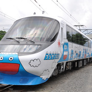 富士急行は7月12日から運行を開始する新型の『フジサン特急』8000系を公開。写真は1号車のクモロ8001