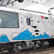 富士急行は7月12日から運行を開始する新型の『フジサン特急』8000系を公開。中間車のサロ8101はバリアフリー対応で一部の床面を下げ、新たにドアを設置している