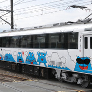 3号車のクモロ8051（旧デハ20301）。1号車のクモロ8001と同様、パンタグラフを搭載している。写真は富士山駅から見て左側の側面。