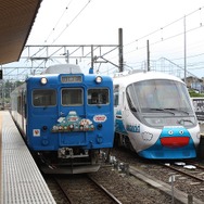 富士山駅で5000形（左）と並んだ8000系。