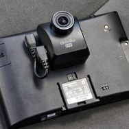 ドライブカメラは別体になっているが、ナビ本体との接続部が鉤状になっており、しっかり固定できる。付属のケーブルで接続する