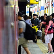 船橋駅に停車中の「快速山梨富士4号」