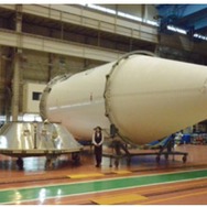 川崎重工、H-IIAロケット用衛星フェアリングを種子島宇宙センターに向けて出荷