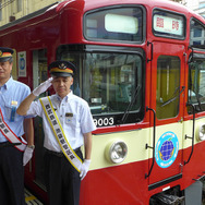 池袋駅で開かれた出発式。「幸運の赤い電車」の前でポーズをとる西武・京急の駅長