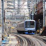地上に線路があった頃の東横線渋谷～代官山間（2011年撮影）。ちょうど列車が走行している辺りに商業店舗が整備される。