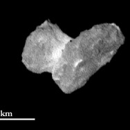 ロゼッタ探査機に搭載の望遠カメラ「OSIRIS」が撮影した彗星核の鮮明な画像