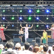 ステージでは多くのコンサートも開催。写真は女性ボーカルユニット「as4M」