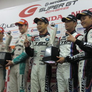 左からGT500優勝の中嶋、ロシター、GT300優勝の飯田、佐藤、吉本。