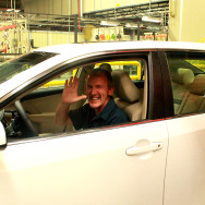 米トヨタのケンタッキー工場の累計生産1000万台の カムリ をプレゼントされたトム・キース氏