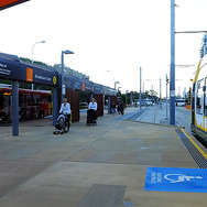 南端のブロードビーチ南駅は、同じ高さでバス乗り場につながっている