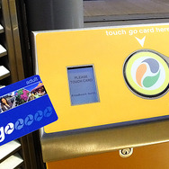 プリペイド型電子マネー「go card」をホームでピッとかざし、電車へ