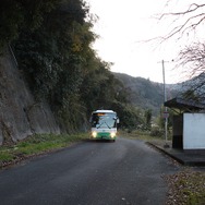 五新線の線路敷地を転用したバス専用道の賀名生停留所（賀名生駅予定地）を通過する12系統のバス。9月30日限りで廃止され、10月1日からは並行する国道を走るバスが増便される。