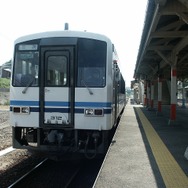 「秋の乗り放題パス」はJR全線の普通列車が連続する3日間、自由に乗り降りできる。写真は三江線の普通列車。