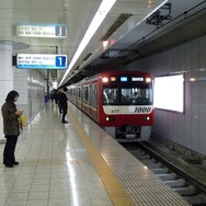京急の羽田空港国内線ターミナル駅。JR東日本の構想では、同駅とほぼ同じ位置に羽田空港アクセス線の駅を設置することが想定されている。