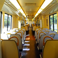 クイーンズランド鉄道のCitytrainの車内。固定されたクロスシートが車両の中心で向き合うタイプ