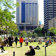 Central 駅前のAnzac Square。チェアでランチをとる人、寝転がる人、本を読む人……