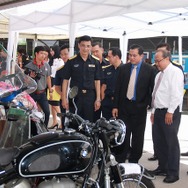 タイ当局、密輸バイクなど公開