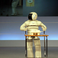 ASIMO の走りに磨き---福井社長「10年で家庭に」