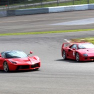 ラ・フェラーリ(左）とF40(右)