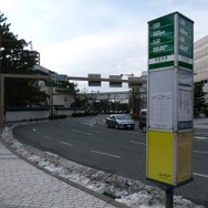 市役所前停留所（2012年）。写真の奥の方に交通結節点としてBRT駅が整備される。