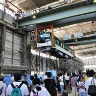10月19日の「京阪ファミリーレールフェア」では電車をクレーンでつり上げる作業などを見学できる。写真は昨年の「ファミリーレールフェア」の様子。