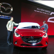 新型「Mazda2」のお披露目に臨む井上寛執行役員(右)と、マツダ・モーター・インドネシア（ＭＭＩ）の奥江敬三社長(左)