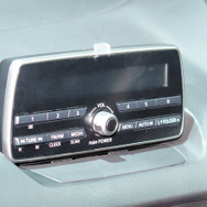 標準搭載となるラジオはマツダコネクト搭載車向けにグローバル準備されたもの