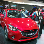 来場者も多かった新型「Mazda2」。ディーゼル車でなくてもグリル中央には赤い線が入る