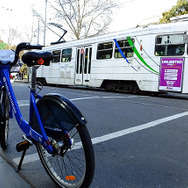 メルボルン市内の公共レンタル自転車「Melbourne Bike Share」に乗る。大きな道は、歩行者・自転車・自動車・電車と区分けされている。
