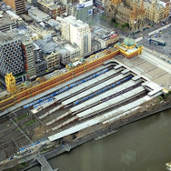 Eureka TowerからFlinders Street Stationを見下ろす。写真右側にMelbourne Visitor Centreが見える。