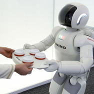 ASIMO の走りに磨き---「0.08秒、50mmの飛翔」写真蔵