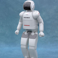 ASIMO の走りに磨き---「0.08秒、50mmの飛翔」写真蔵