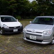 日産・AD（左）とトヨタ・サクシード（右）