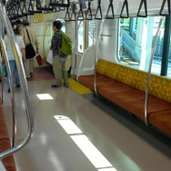 南武線用E233系の車内。座席は南武線カラーをイメージした色彩となっている