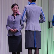 客室乗務員の新制服にはANAを象徴する“ブルーライン”を取り入れた
