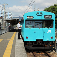 和田岬線の103系通勤電車。国鉄車両である103系は0系と同時期に製造された。