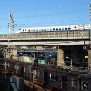 相鉄・JR直通線、相鉄・東急直通線の工事がすすむ相鉄線西谷駅付近。その上を300系新幹線が走る。