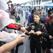 F1日本GP（木）ファンイベント：サイン会に登場したロマン・グロージャン