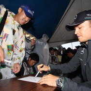 F1日本GP（木）ファンイベント：サイン会に登場したニコ・ロズベルグ