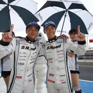 GT500のポールを獲得した本山哲（左）&柳田真孝。